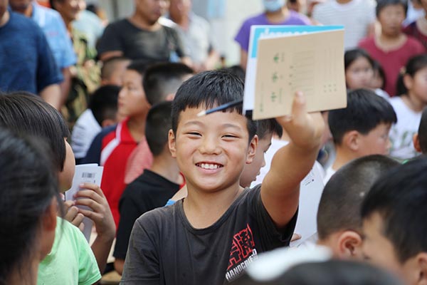 貧困村小學(xué)來了檢察官老師